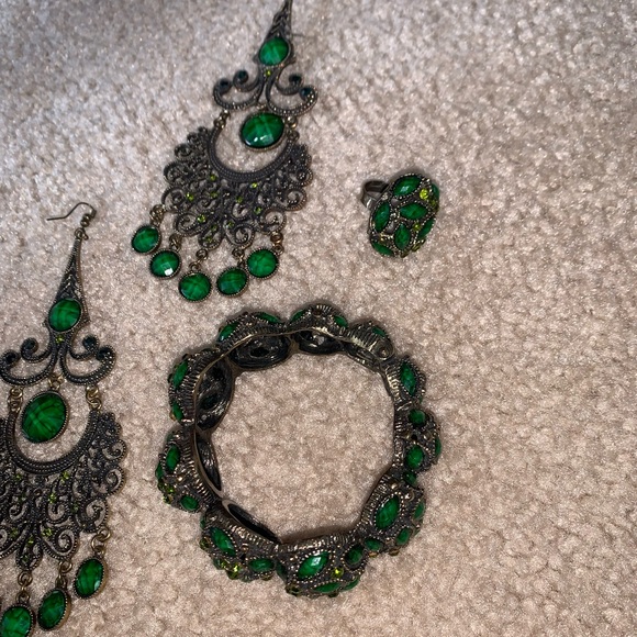 Green and Silver Jewelry Set - Picture 5 of 6